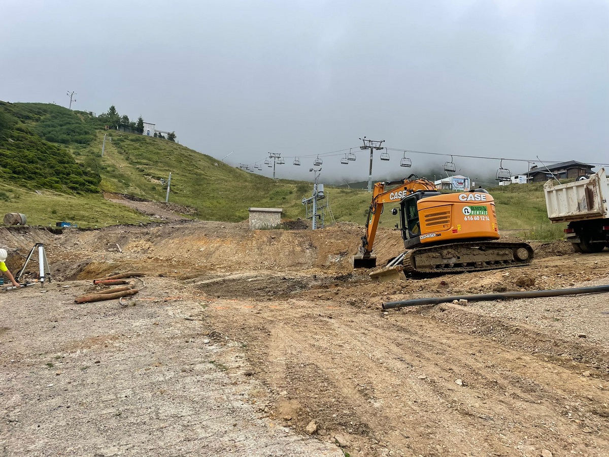 Así están las obras del telecabina Cuitu Negru de la estación de esquí de Pajares