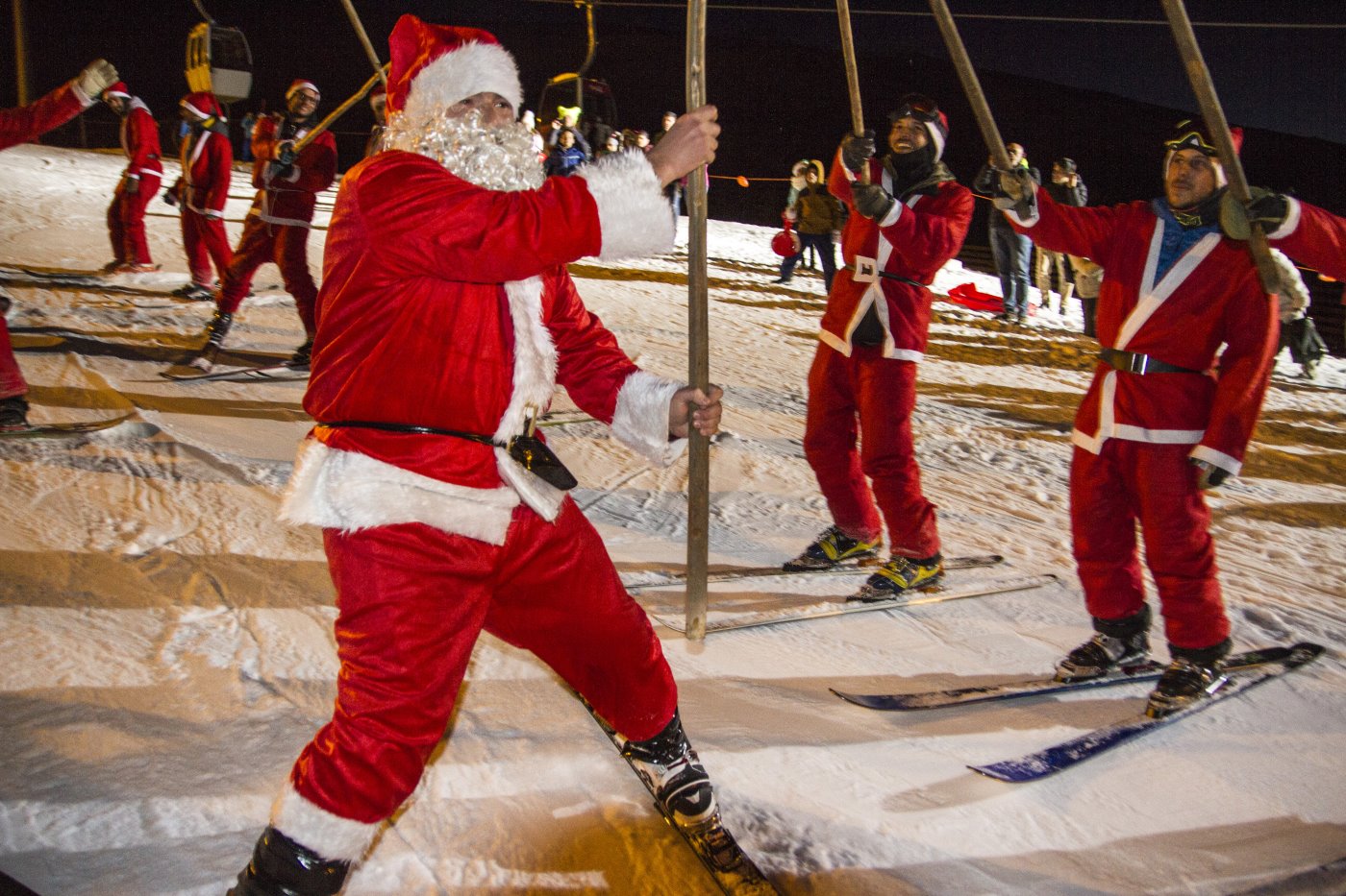 Papá Noel llega puntual a Sierra Nevada por la pista El Río