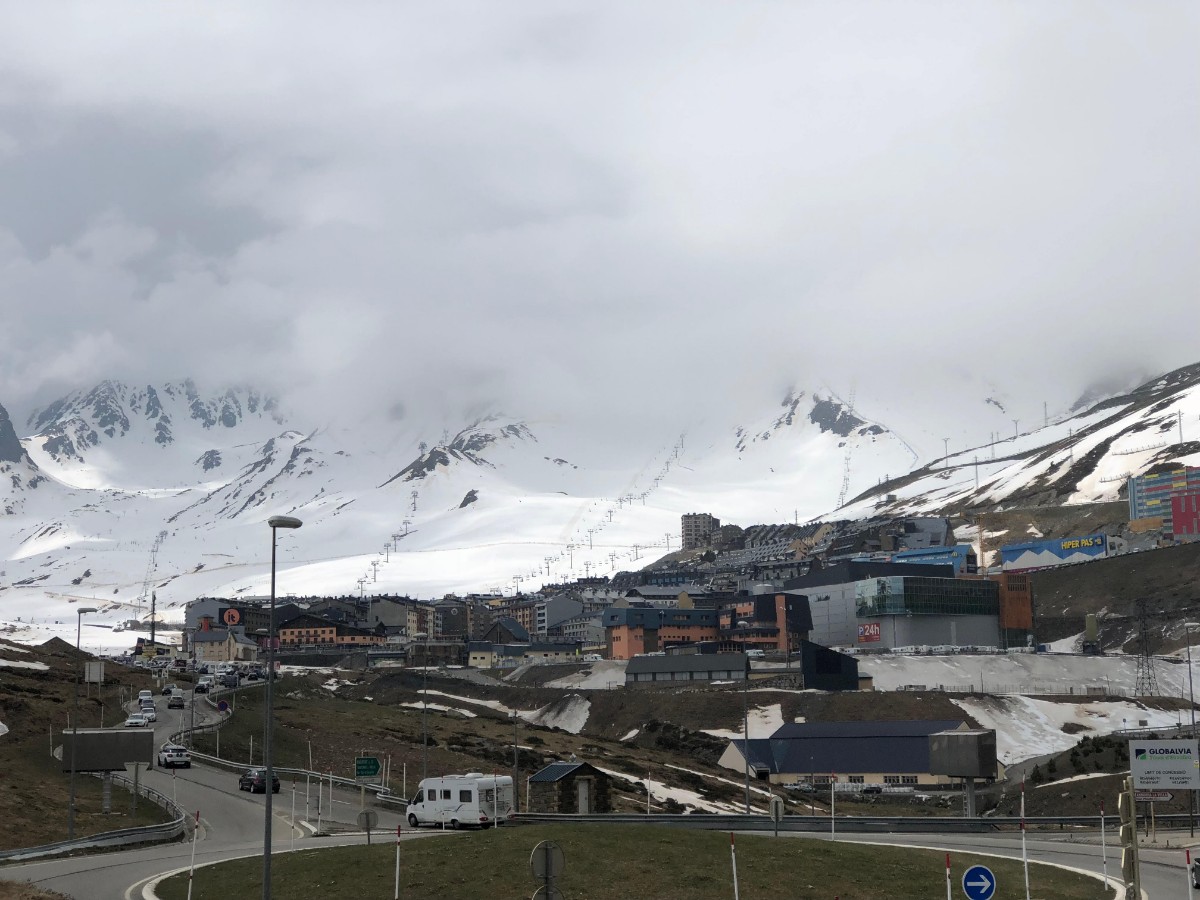 Un desprendimiento obliga a cortar la carretera de acceso al Pas de la Casa desde Francia