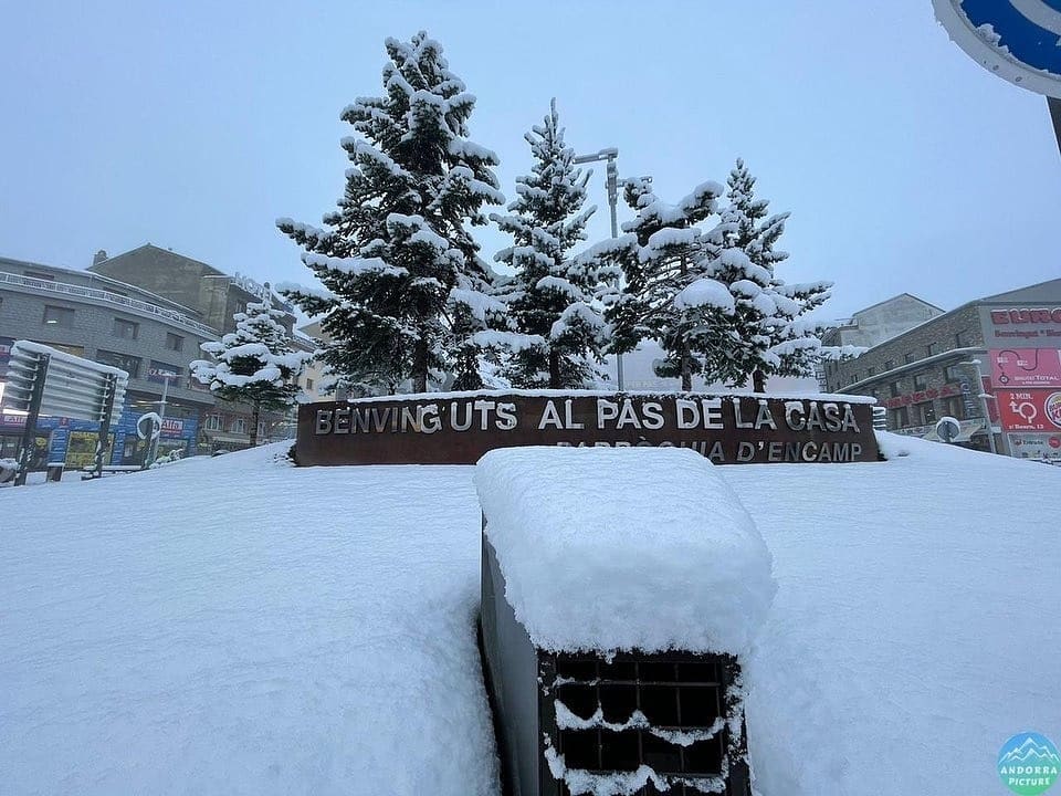 Imágenes de la primera otoñal en el Pirineo que deja hasta 26cm en Andorra