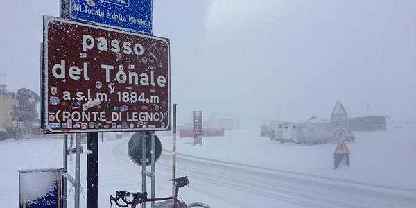 La nieve golpea duramente el Giro de Italia! suspendida la etapa