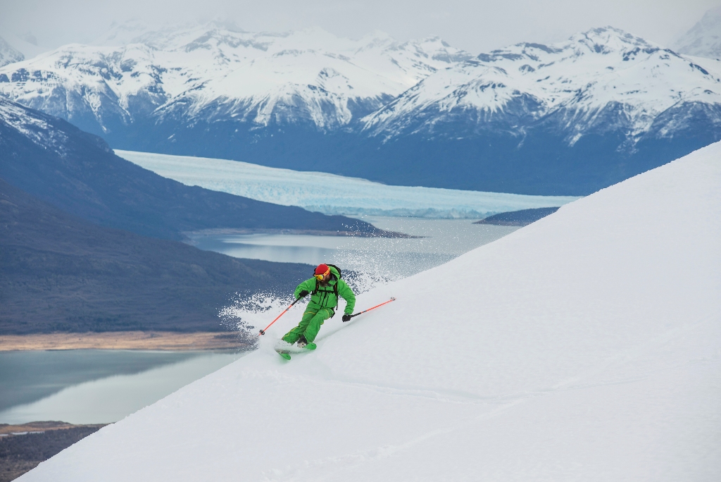 Bruno Compagnet gozando de su Freeride entre los glaciares australes