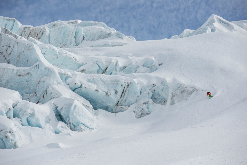 Bruno Compagnet esquiando entre las brechas del glaciar