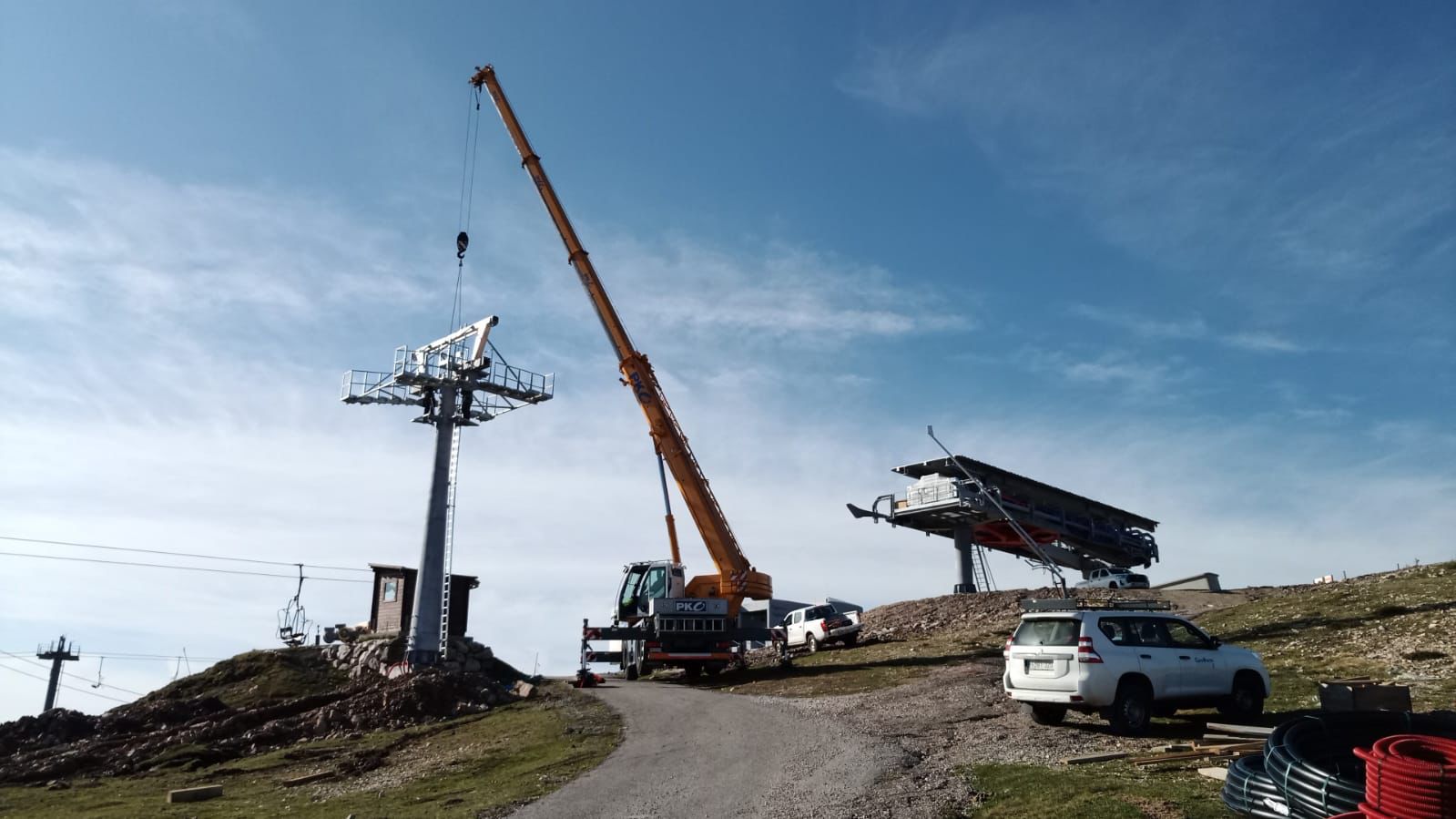 Colocada la primera pilona del telecabina de Pajares, que llegará a tiempo para el esquí