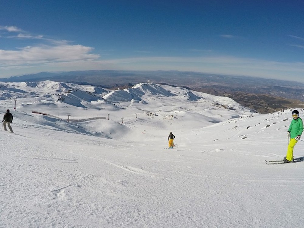 Los empresarios alertan que la huelga perjudica la imagen turística de Sierra Nevada y Granada