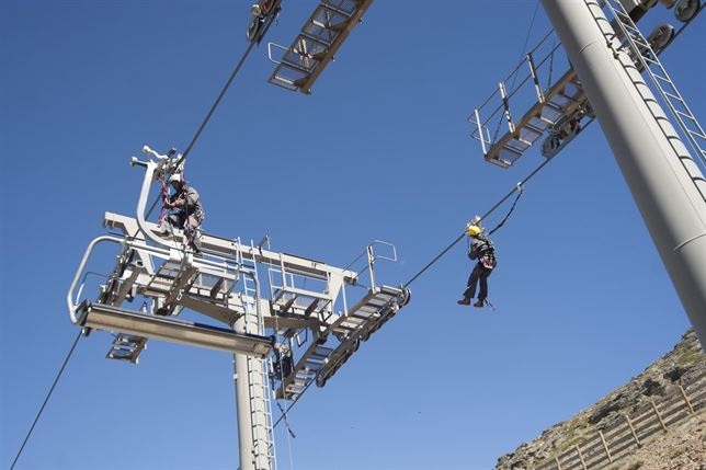 Pisteros de Sierra Nevada en un simulacro de evacuación de un telesilla