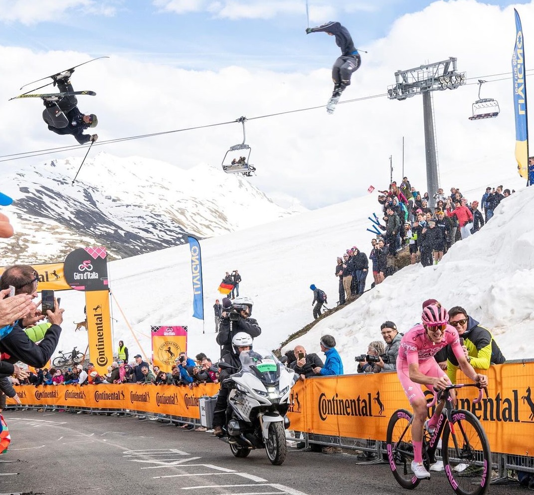 Los esquiadores se “cuelan” en el vídeo viral de la victoria de Pogacar en Livigno del Giro