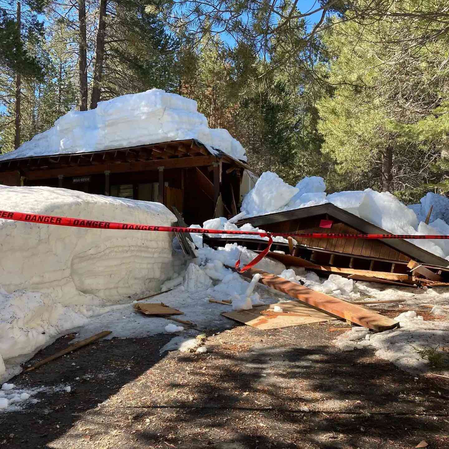 El peso de la nieve derrumba casas y el deshielo descubre coches “perdidos” y causa inundaciones