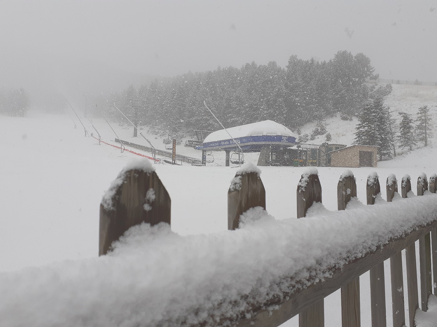 Está nevando en Port del Comte y no descartan abrir el 30 de noviembre