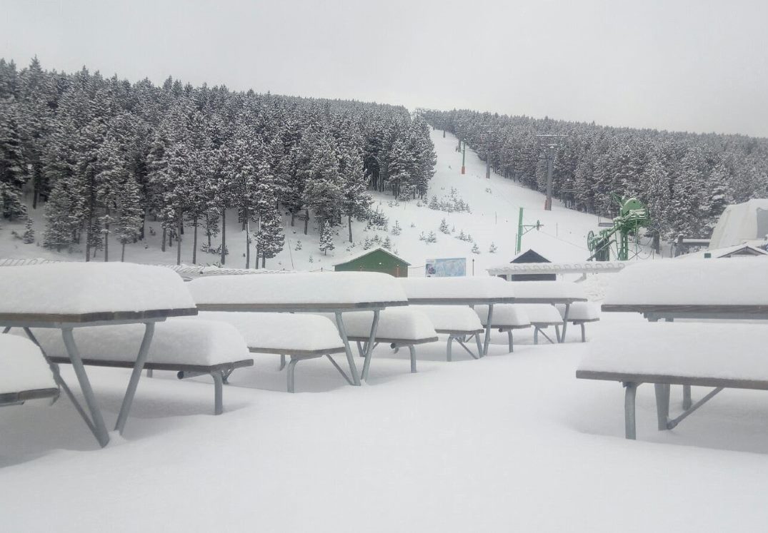 Port del Comte recibe una nevada de 30 cm y supera el metro de nieve