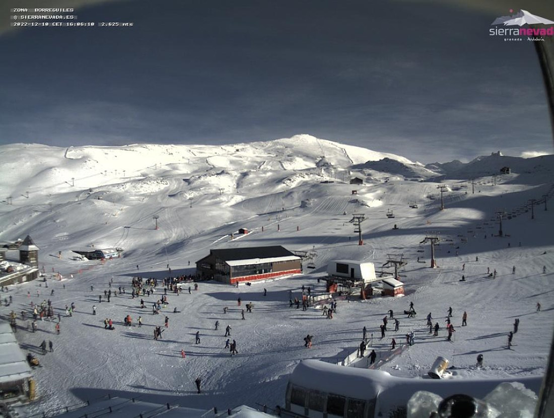 Sierra Nevada reabre tras recibir una nevada de 30 cm y abundante hielo en los remontes