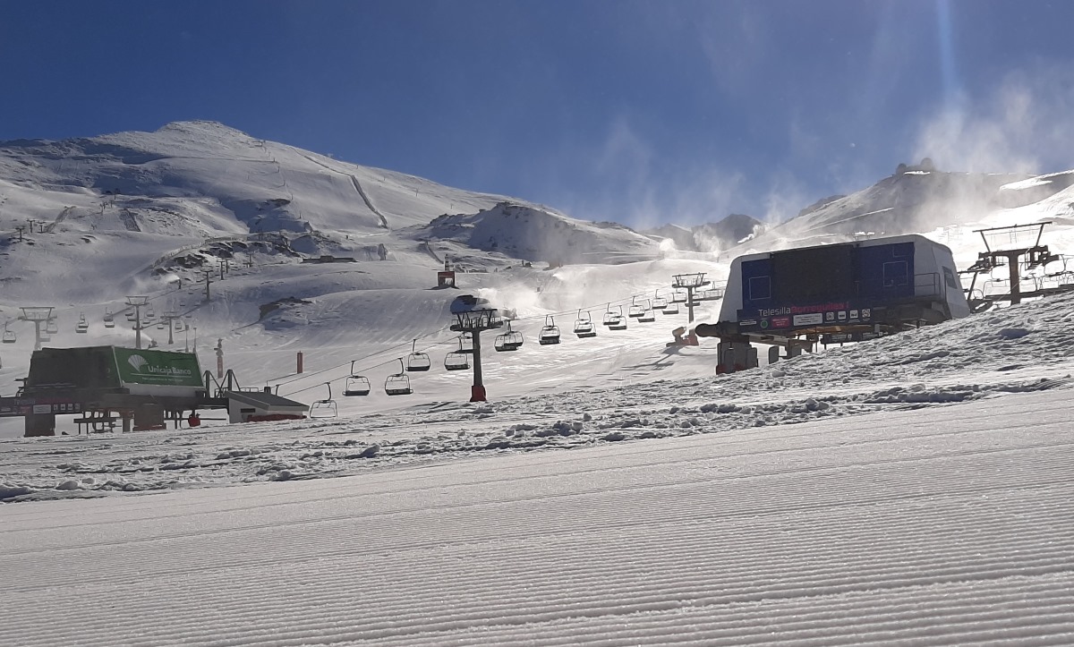 Sierra Nevada abre este viernes temporada con 30 km esquiables y 8 remontes