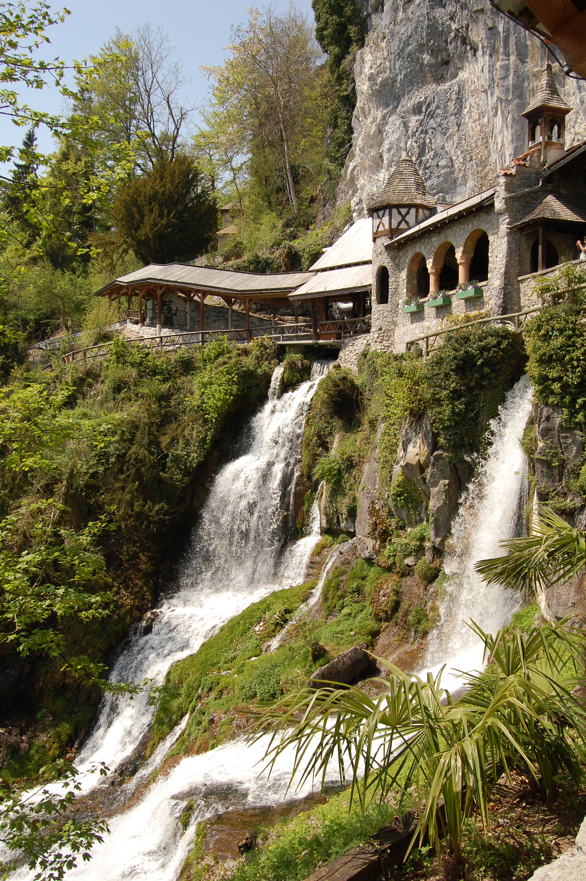 Cascada de las Beatushöhlen cerca de Interlaken