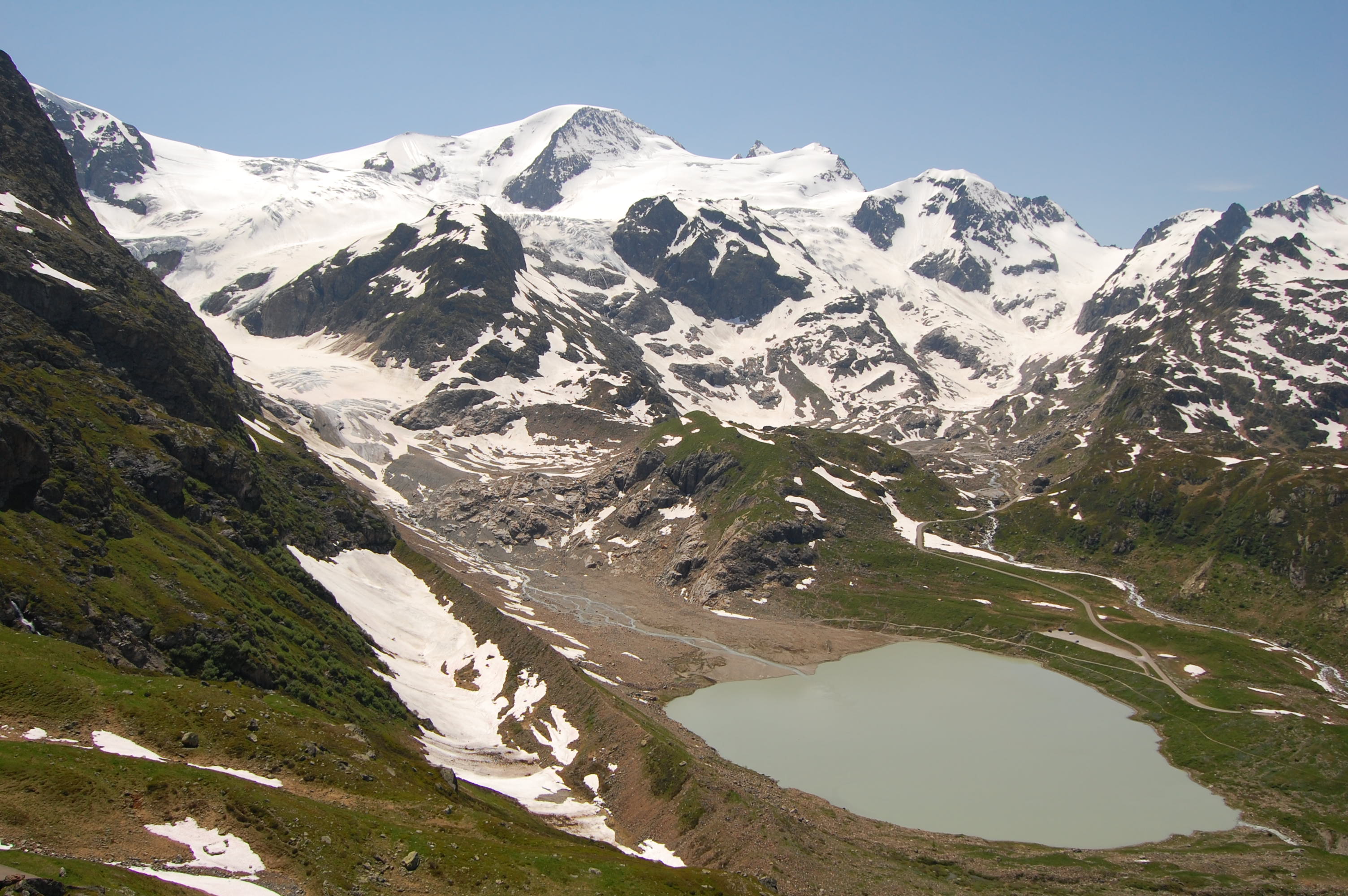 Lago del glaciar Stein en primavera