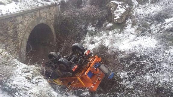 Un "Quitanieves" se despeña por un puente de la carretera de Sierra Nevada