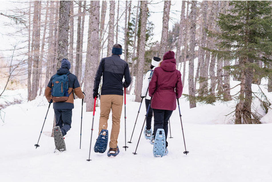 La raqueta para desplazarse seguro y cómodo por la nieve está en Decathlon