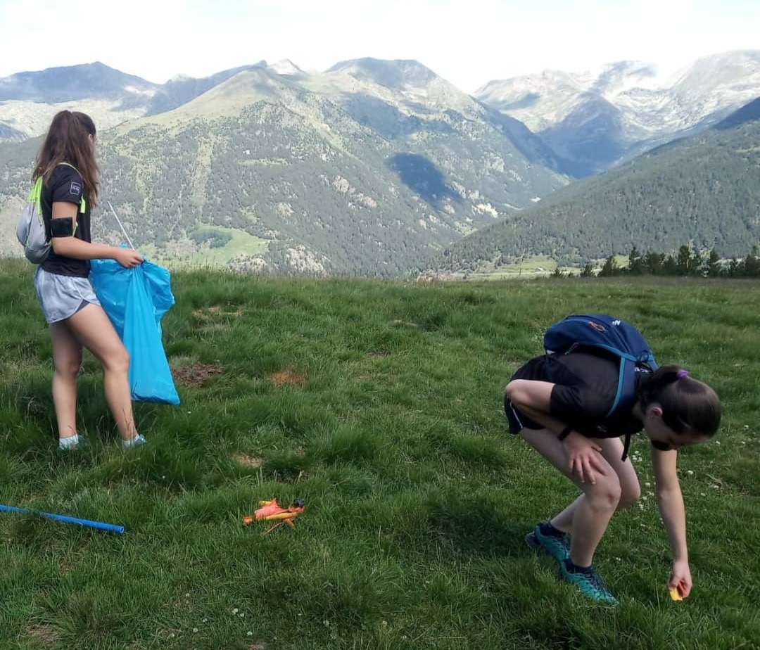 Voluntarios y clubes realizan la recogida de residuos  en Grandvalira