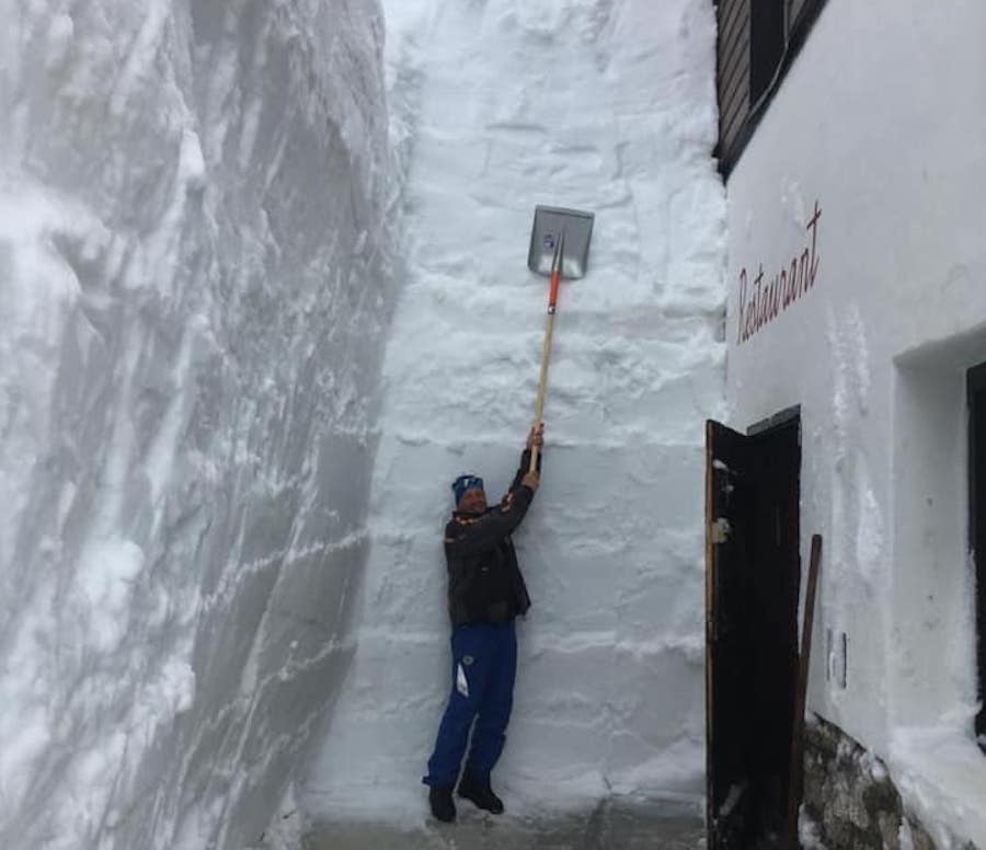 Ocho metros de nieve para abrir la puerta del refugio Toni Demetz de las Dolomitas