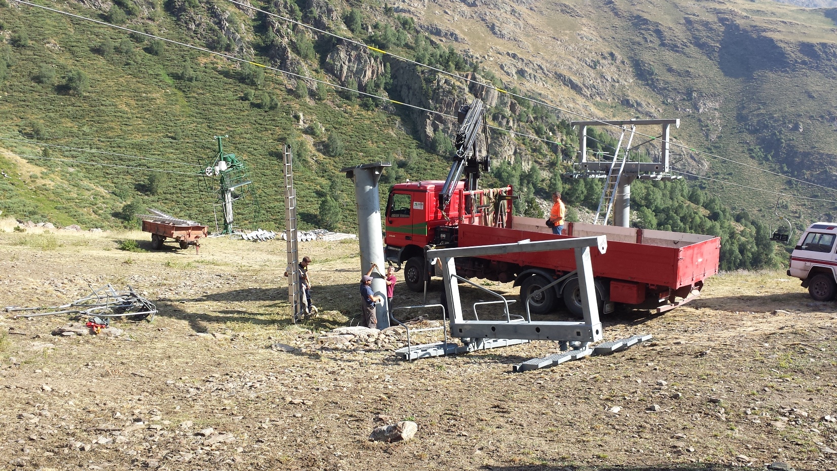 Se inician los trabajos de desmontaje de la pilona rota en Tavascan