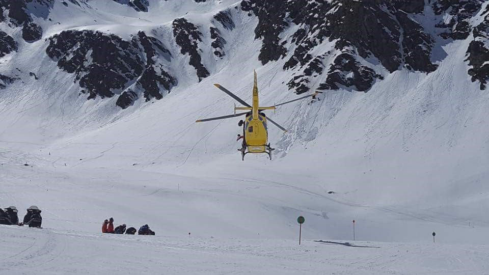 ¿Cuántas personas fallecen esquiando o practicando snowboard en las estaciones de esquí?