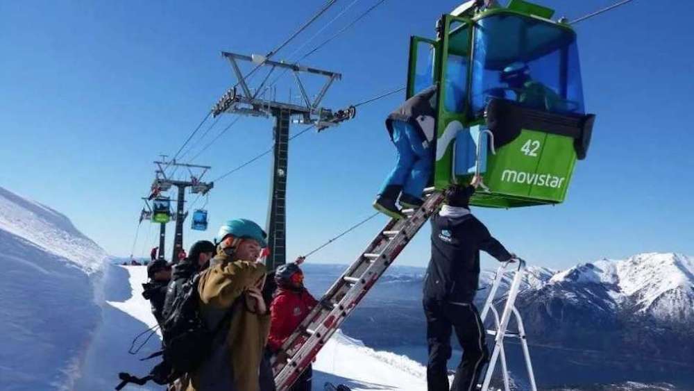 Espectacular evacuación de 250 personas de un telecabina en Cerro Catedral