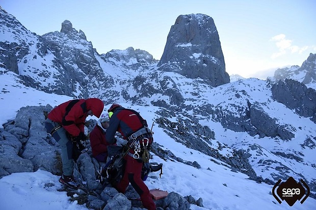 Servicio de Emergencias del Principado de Asturias (SEPA) al pie del Pico Urriellu. Imagen: SEPA