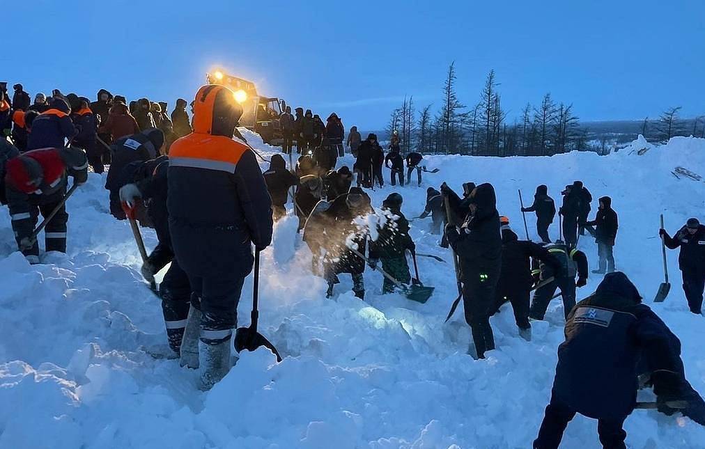 Dos adultos y un bebé muertos en una avalancha que sepulta una estación de esquí rusa en Norilsk