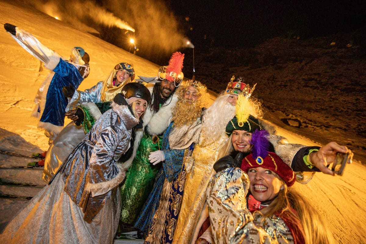 Los Reyes Magos llegan a Sierra Nevada esquiando en honor de multitudes