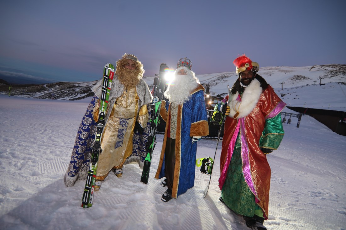 Los Reyes Magos han esquiado por la pista El Río iluminada de Sierra Nevada hasta Pradollano