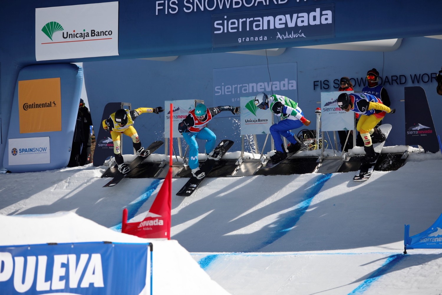 La FIS inspecciona el escenario de la Copa del Mundo de Snowboard Cross Sierra Nevada 2023