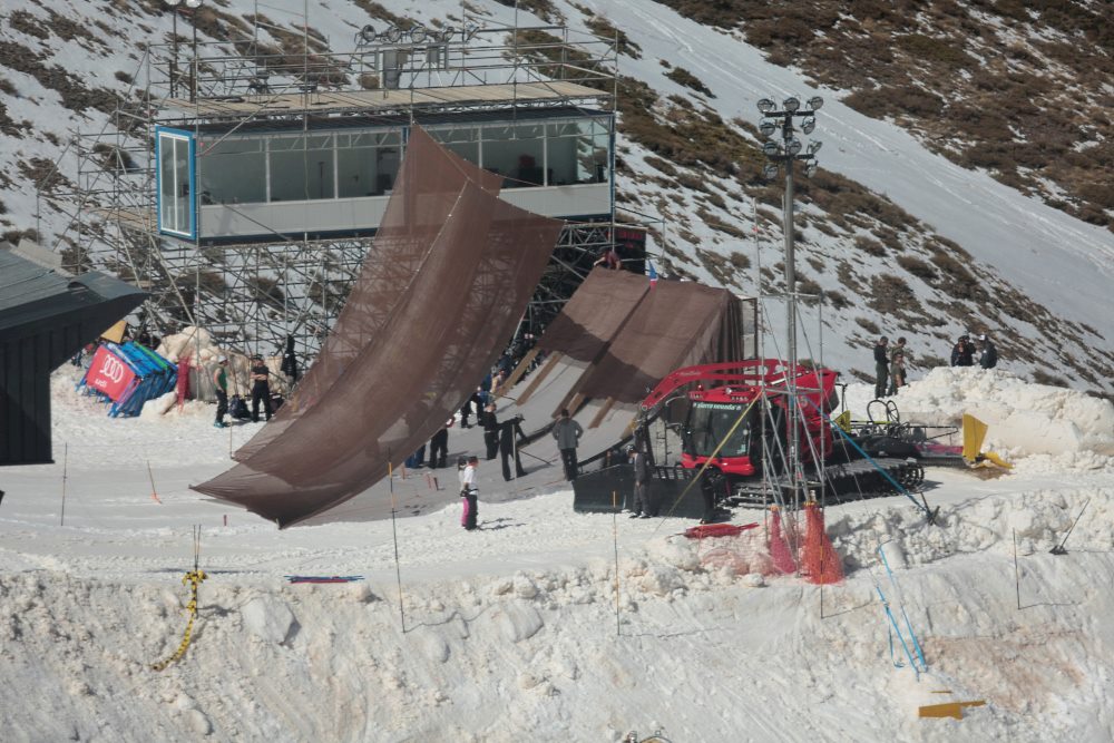 Las altas temperaturas en Sierra Nevada obligan a introducir hielo en los saltos de Aerials