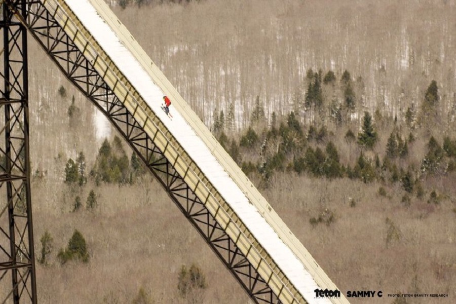 Sammy Carlson y su salto de esquí imposible en el trampolín de Michigan