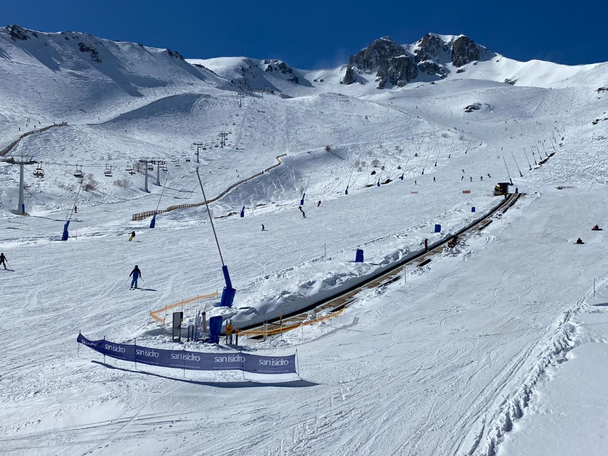 El vendaval se ceba con San Isidro, arranca las cintas de debutantes y daña los cañones de nieve