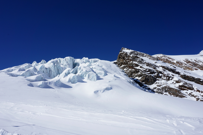 Vistas de algunos de los muchos Seracs que hay a pie de pista