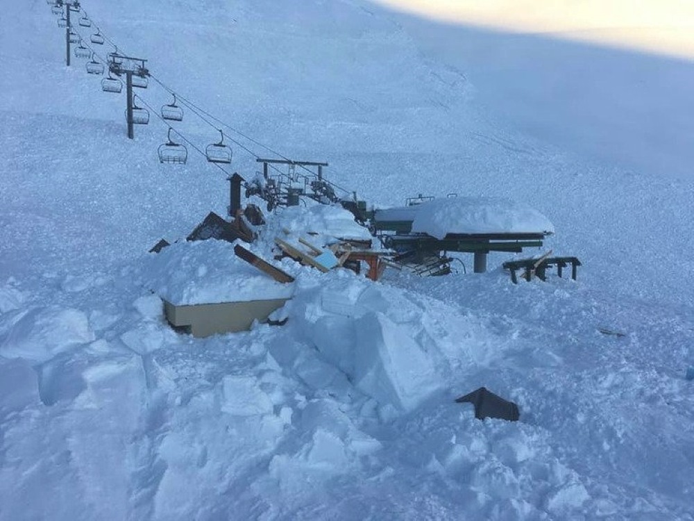 Una avalancha engulle parte de un telesilla en Serre Chevalier