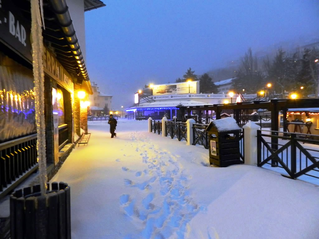 Sierra Nevada recibe una nevada de 20 cm. para encarar el primer fin de semana navideño. Vista de Pradollano.