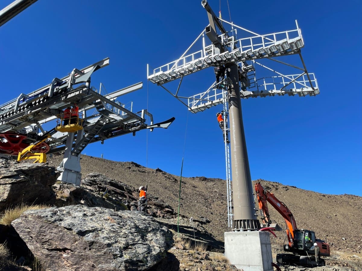 Los nuevos telesillas de Sierra Nevada ya alcanzan el 65% de su ejecución