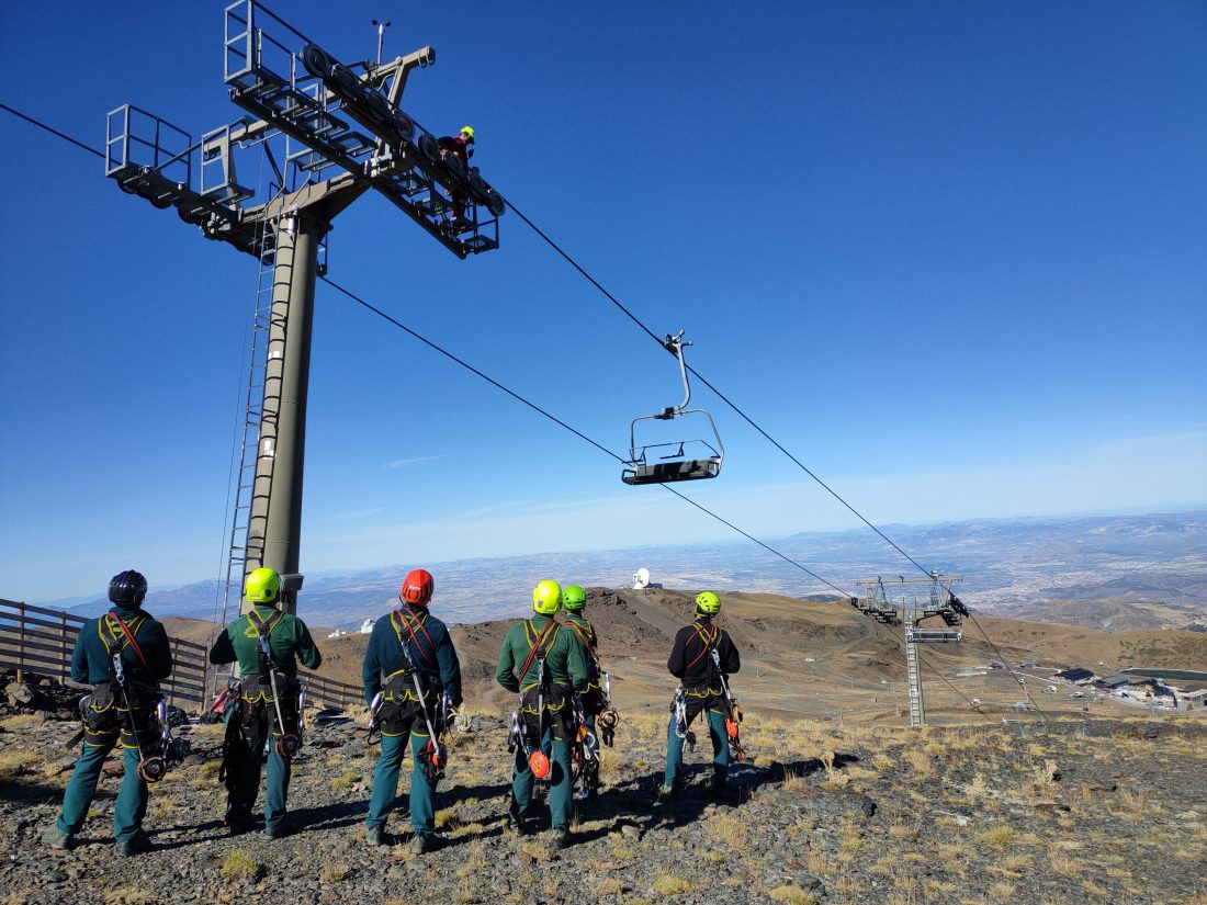 Sierra Nevada forma a la Guardia Civil de Granada para efectuar rescates aéreos