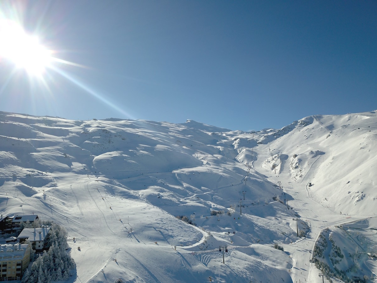 Nevada récord en Sierra Nevada. La estación prolonga la temporada hasta el 28 de abril