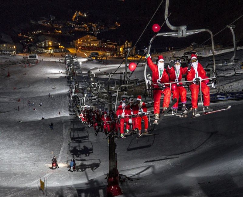 Sierra nevada invadida por un ejercito de Papá Noeles respira ambiente navideño