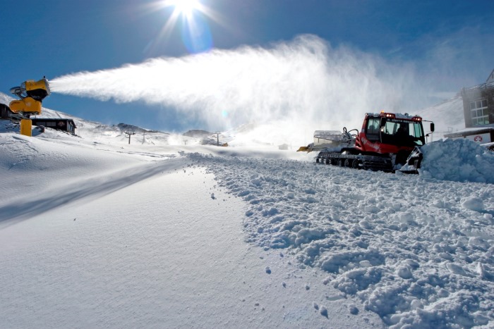 Las máquinas de Sierra Nevada inician el acondicionamiento del área de Borreguiles