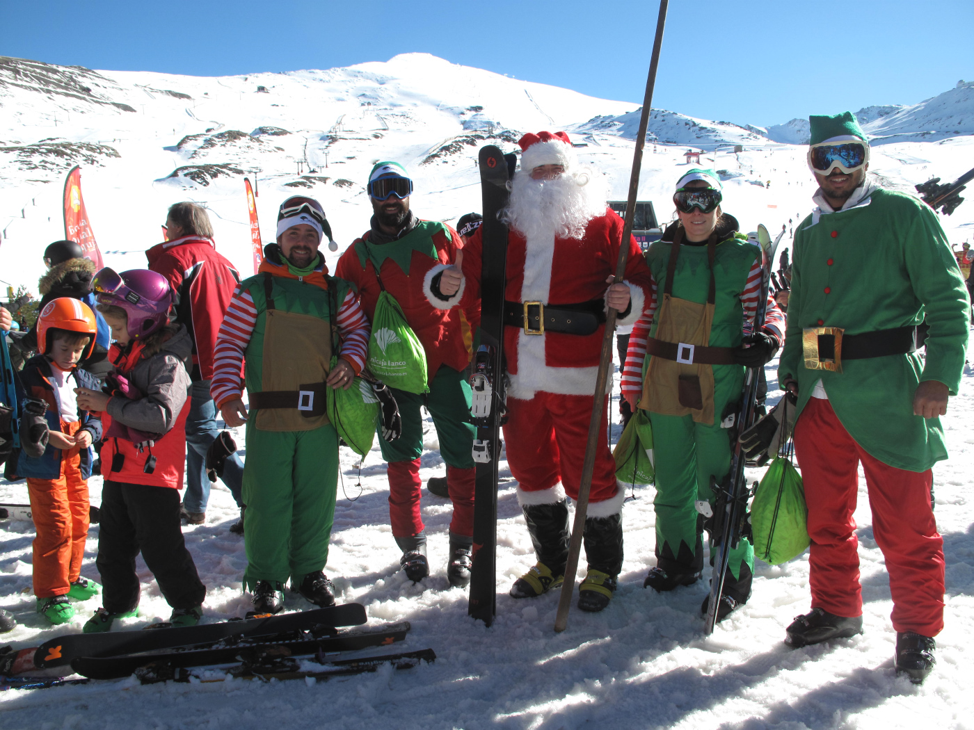 Sierra Nevada recibió ayer a "su Majestad" Papá Noel y este lunes abre 43,8 km de pistas