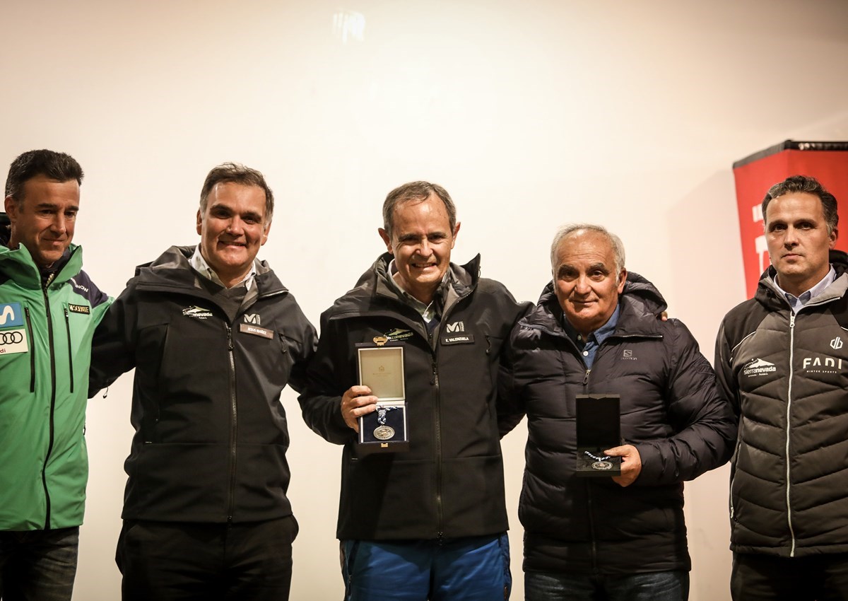 Eduardo Valenzuela, director de Montaña de Sierra Nevada, recibe el reconocimiento de la RFEDI