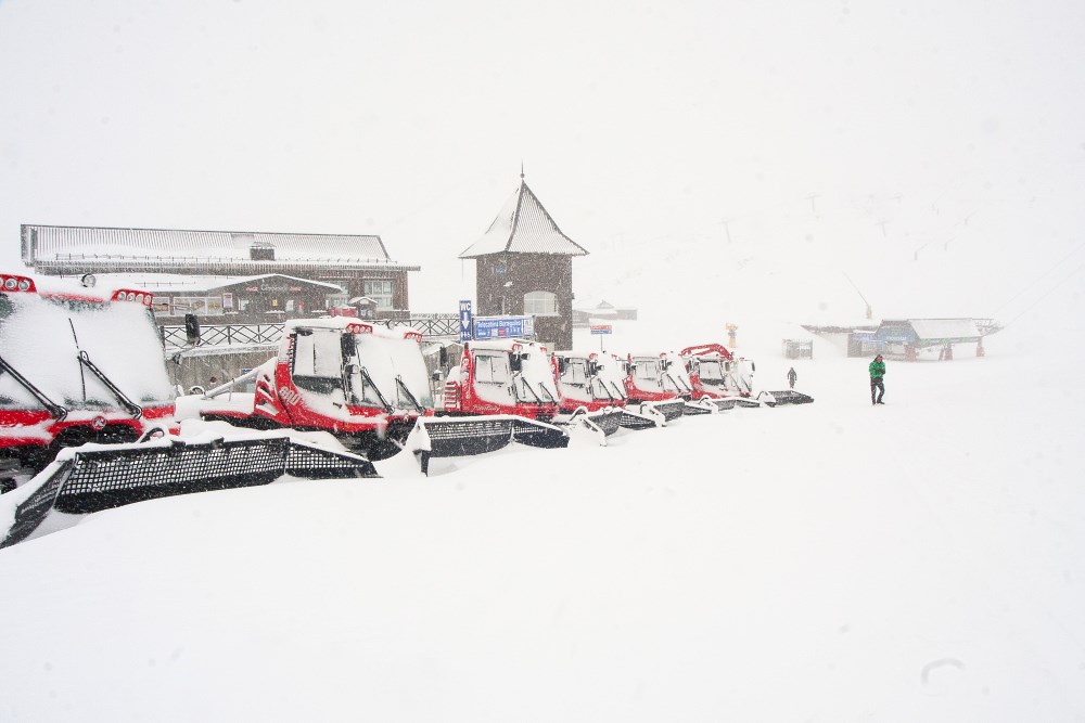 Sierra Nevada empieza a pisar los 40 cm de nieve recién caídos para su apertura este sábado