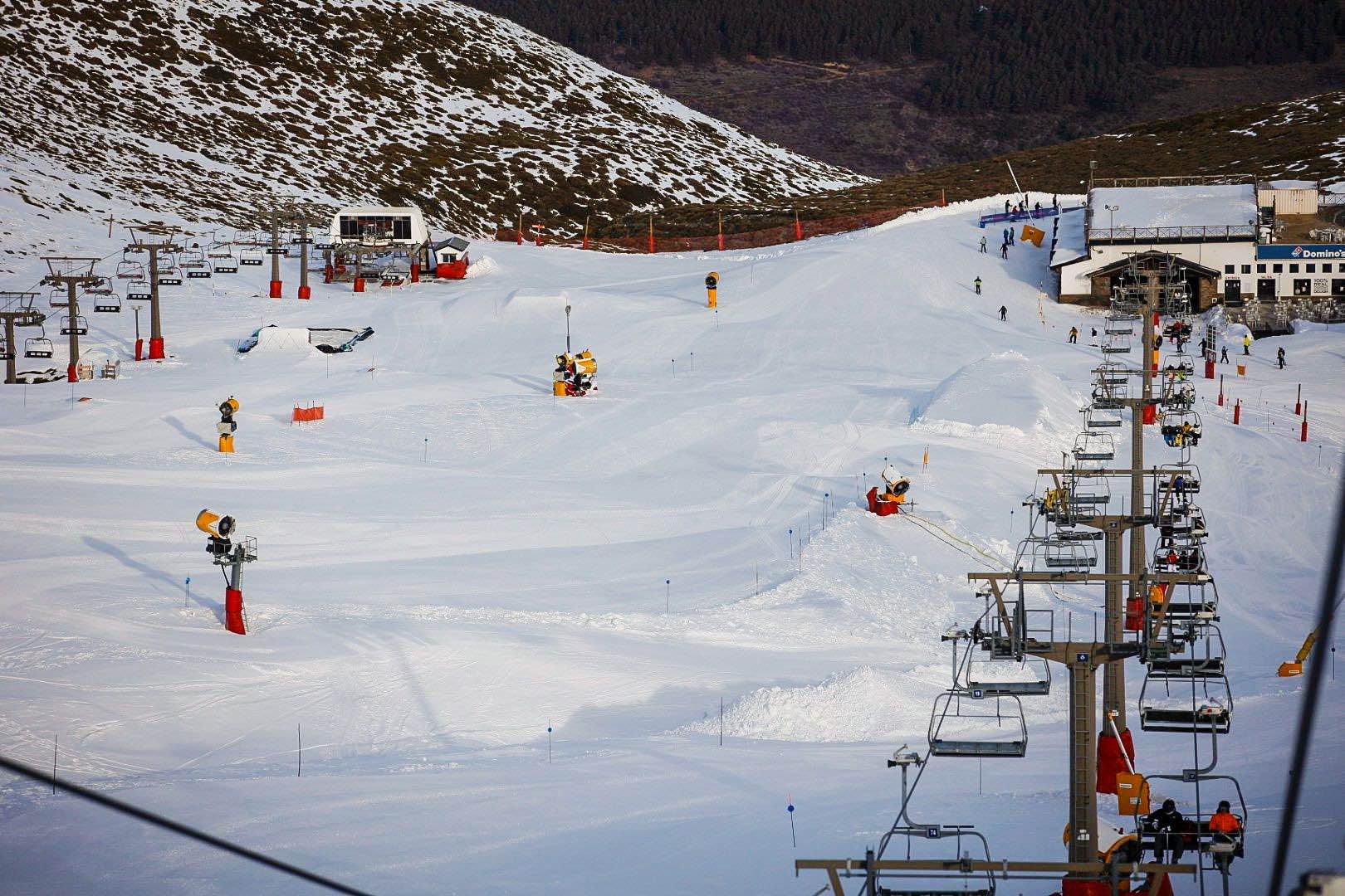 Procesan a dos cargos de Cetursa por anomalías en el pago de nóminas en Sierra Nevada