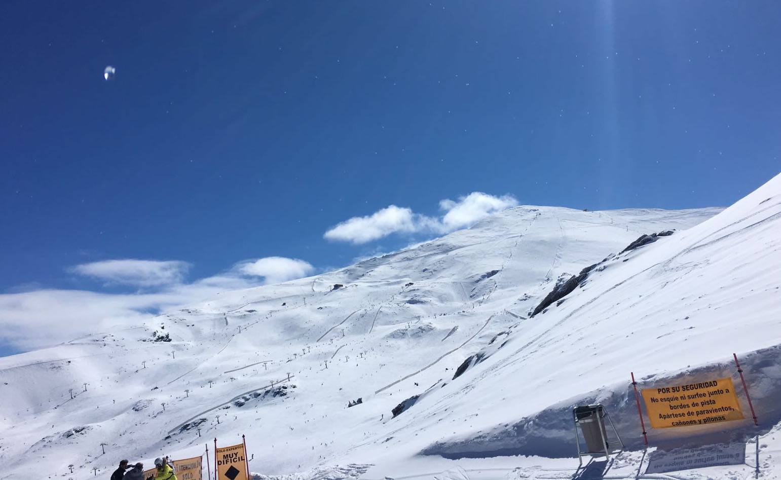 Sierra nevada recibe 10 cm de nieve y estrena el "Primeras Huellas" esta Semana Santa