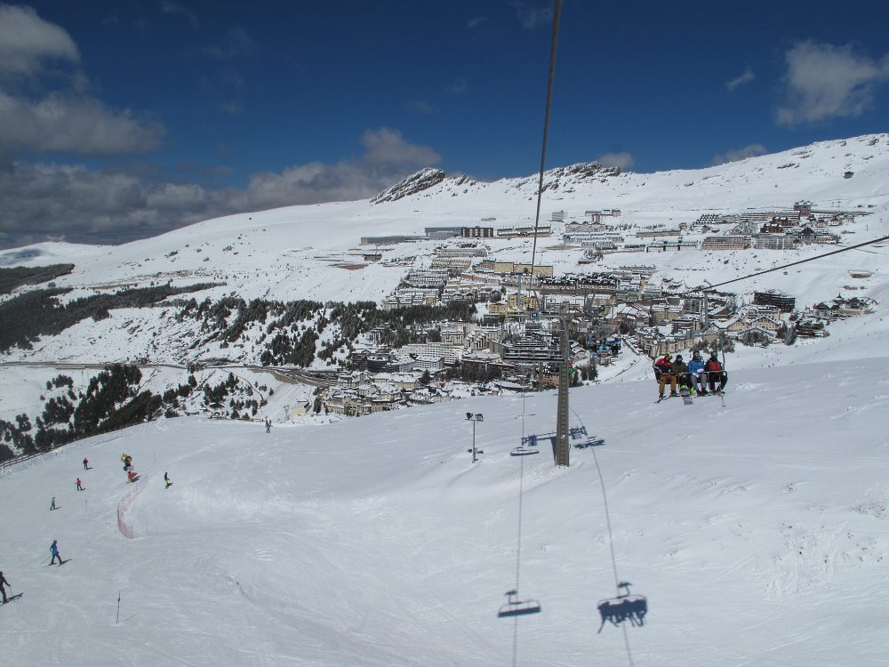 Imágenes del primer día de esquí de la Semana Santa en Sierra Nevada 