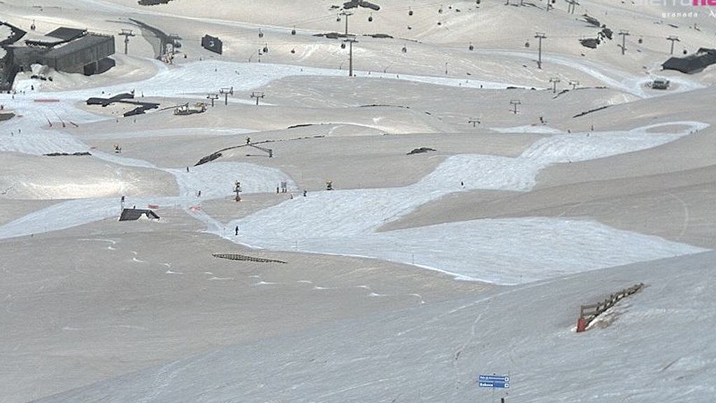 El polvo sahariano acelera la desaparición de la nieve de las montañas de la Península