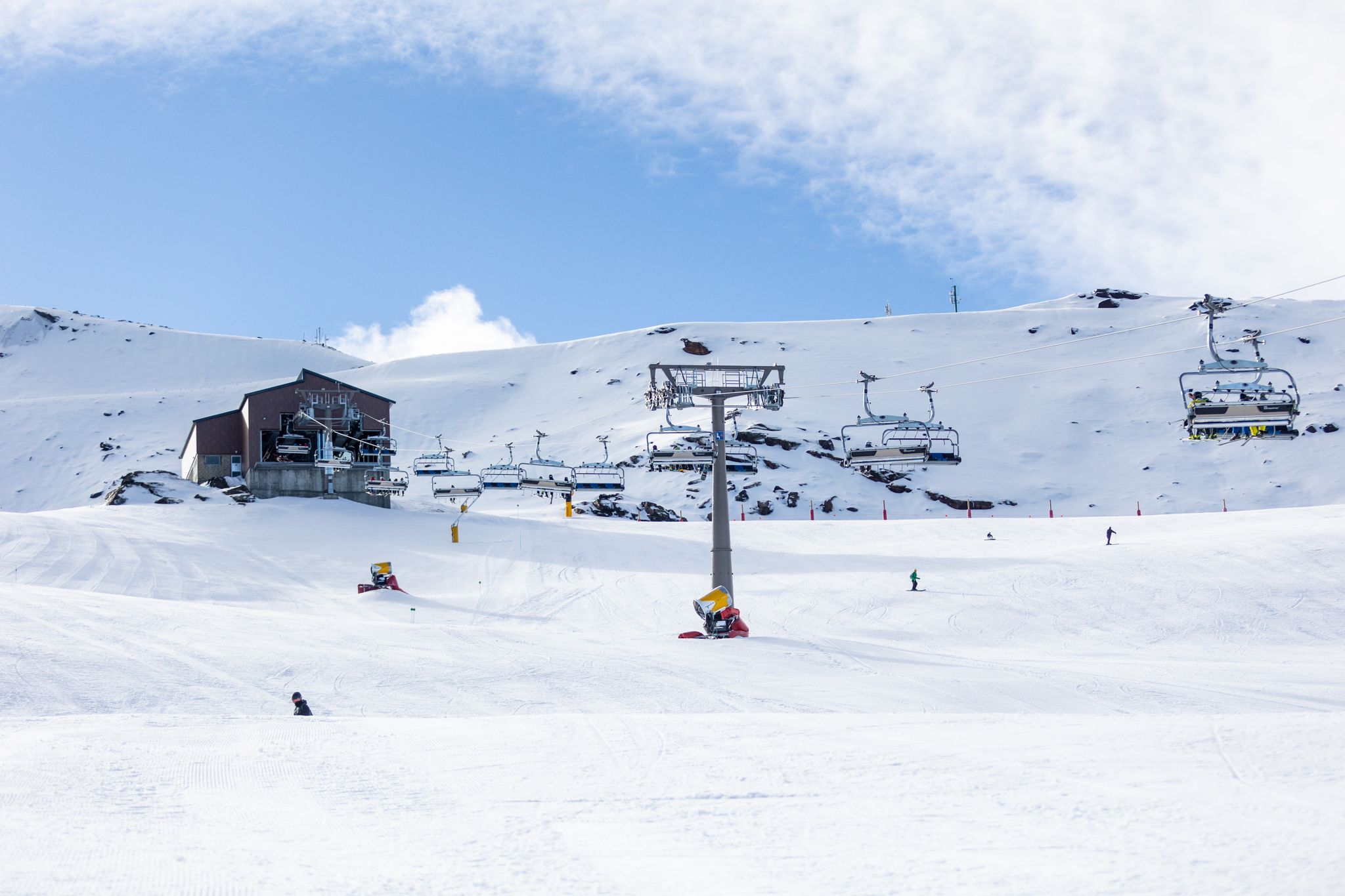 Sierra Nevada avanza hacia nueve remontes nuevos, producción de nieve y más hoteles