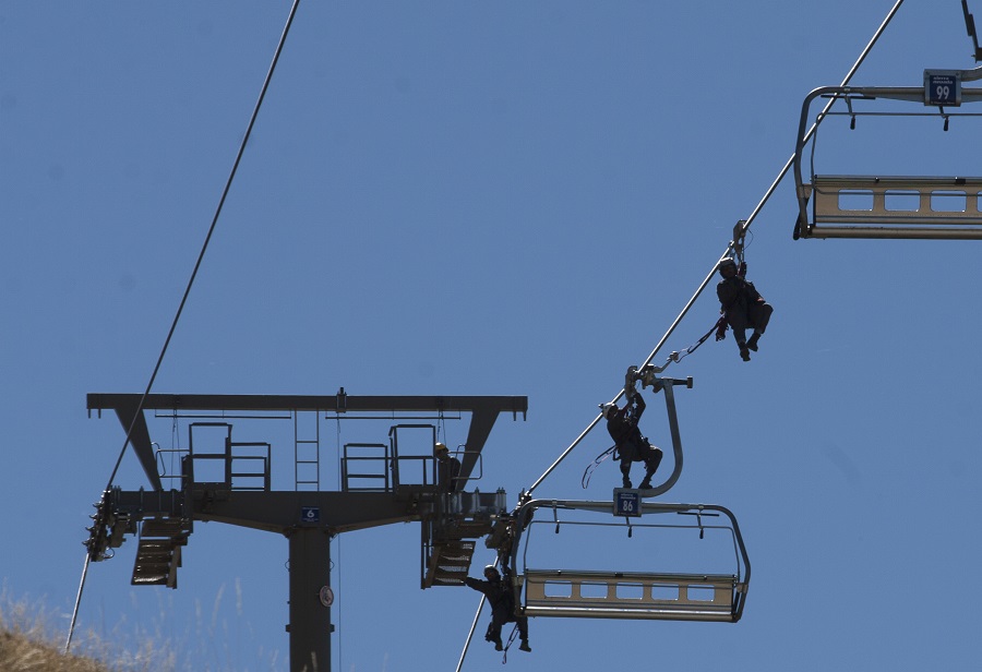 Los pisteros de Sierra Nevada se preparan para entrar en acción